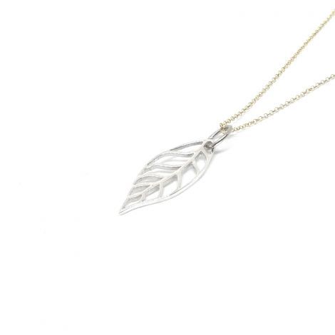 Gargantilla de plata de ley y de diseño con colgante en forma de hoja