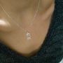 Gargantilla de plata de ley y de diseño con colgante con forma de jaula