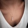 Gargantilla de plata de ley y de diseño con colgante en forma de hoja